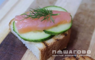 Фото приготовления рецепта: Бутерброды с красной рыбой и огурцом на праздничный стол - шаг 2