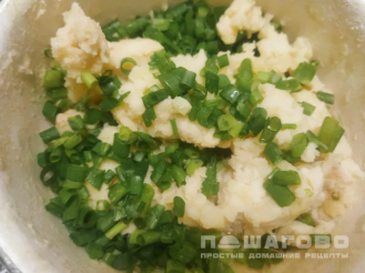 Фото приготовления рецепта: Глазунья с рыбой (Картофельные сконы с яичницей и лососем) - шаг 2