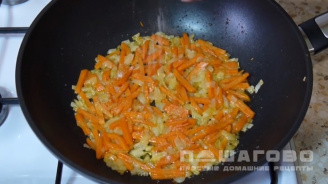 Фото приготовления рецепта: Рассыпчатая гречка, сваренная в сковороде - шаг 3