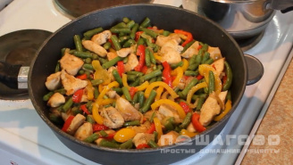 Фото приготовления рецепта: Теплый салат с курицей и стручковой фасолью - шаг 5