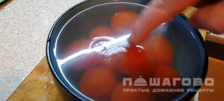 Фото приготовления рецепта: Уха с помидорами - шаг 4
