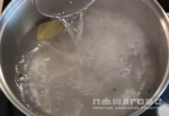 Фото приготовления рецепта: Маринованная капуста со свеклой - шаг 6
