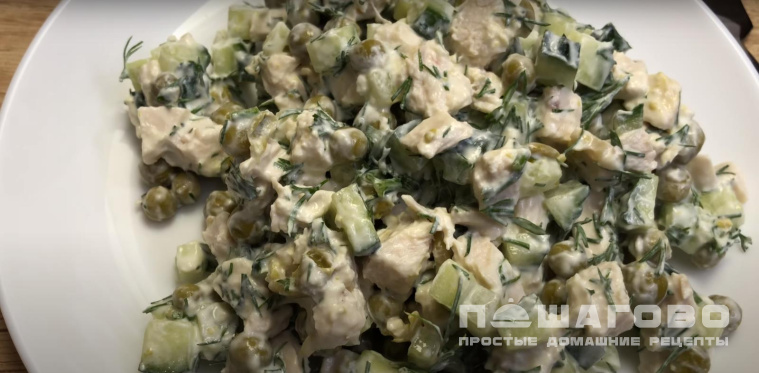 Куриный салат с огурцами и горошком