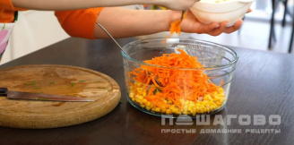 Фото приготовления рецепта: Салат из кукурузы и корейской моркови - шаг 5