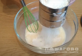 Фото приготовления рецепта: Тесто для пельменей на теплом молоке - шаг 2