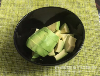 Фото приготовления рецепта: Острый паштет из авокадо с чесноком - шаг 1