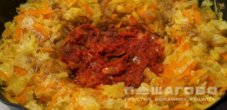 Фото приготовления рецепта: Солянка капустная с сосисками - шаг 5