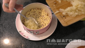 Фото приготовления рецепта: Салат Ананас с курицей и сыром - шаг 4