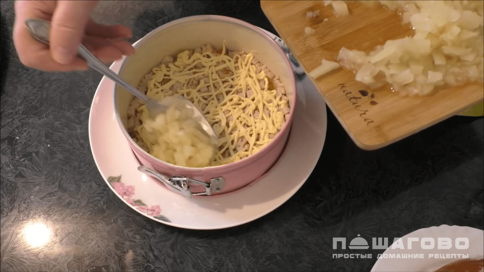 Фото приготовления рецепта: Салат Ананас с курицей и сыром - шаг 4