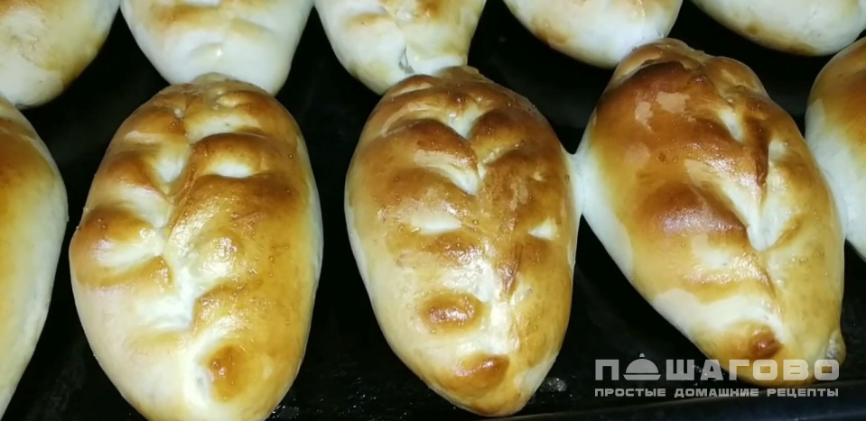 Фото приготовления рецепта: Бабушкины пирожки с сыром и яйцом - шаг 17