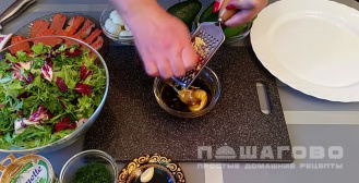 Фото приготовления рецепта: Салат с авокадо и красной рыбой - шаг 1