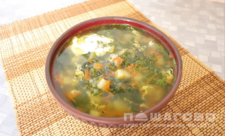 Фото приготовления рецепта: Суп из крапивы и картофелем с яйцом - шаг 5