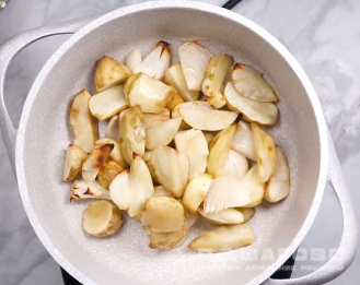 Фото приготовления рецепта: Суп-пюре из топинамбура - шаг 2
