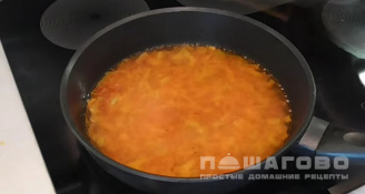Фото приготовления рецепта: Фаршированные перцы на сковороде - шаг 9