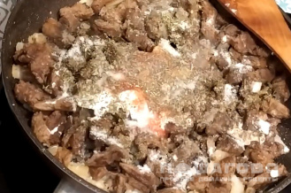 Фото приготовления рецепта: Бефстроганов из говядины со сметаной - шаг 3