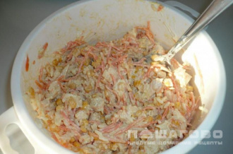 Фото приготовления рецепта: Салат с корейской морковью, курицей и рисом - шаг 4