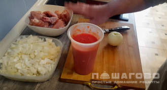 Фото приготовления рецепта: Отварная курица с томатной подливкой «по-армянски» - шаг 1