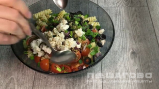 Фото приготовления рецепта: Греческий салат с макаронами и соевым соусом - шаг 6