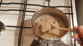 Фото приготовления рецепта: Каша овсяная на молоке - шаг 2
