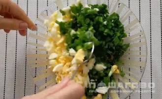 Фото приготовления рецепта: Заливной пирог с зеленым луком и яйцом - шаг 2