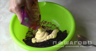 Фото приготовления рецепта: Салат из вареной свеклы с черносливом - шаг 4