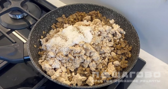 Фото приготовления рецепта: Рулет из лаваша с курицей и грибами - шаг 7