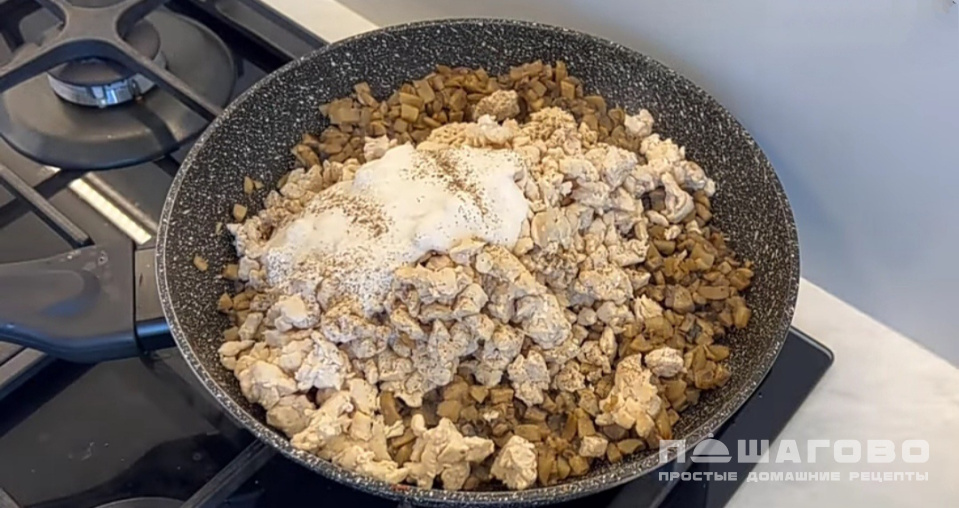 Фото приготовления рецепта: Рулет из лаваша с курицей и грибами - шаг 7