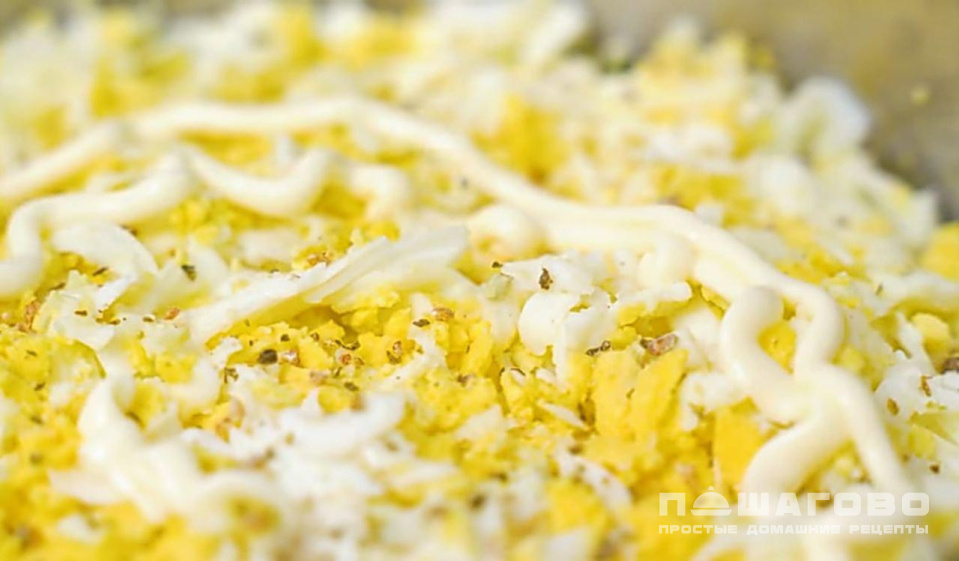 Фото приготовления рецепта: Салат с ветчиной, яйцами и сыром - шаг 5