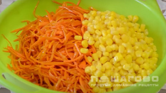 Фото приготовления рецепта: Салат с копченой курицей и корейской морковью - шаг 3
