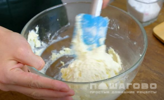 Фото приготовления рецепта: Пышные сырники из творога с мукой - шаг 2