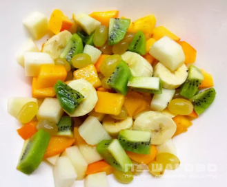 Фото приготовления рецепта: Яркий фруктовый салат - шаг 2