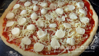 Фото приготовления рецепта: Итальянская пицца с сыром моцарелла - шаг 6