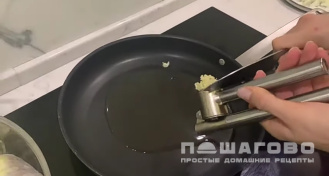 Фото приготовления рецепта: Тушеные голубцы с фаршем и заливкой со сметаной - шаг 7