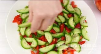 Фото приготовления рецепта: Греческий салат с курицей - шаг 8