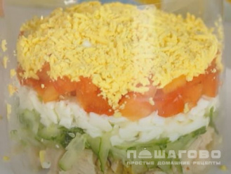 Фото приготовления рецепта: Легкий слоеный салат с курицей и помидорами - шаг 5
