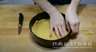 Фото приготовления рецепта: Заливной пирог с красной рыбой - шаг 13