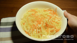 Фото приготовления рецепта: Салат из капусты как в столовой - шаг 3