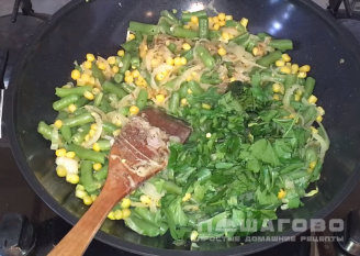 Фото приготовления рецепта: Теплый салат из зеленой фасоли - шаг 4
