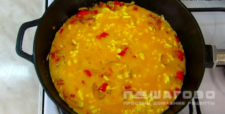 Фото приготовления рецепта: Омлет с овощами на сковороде - шаг 6