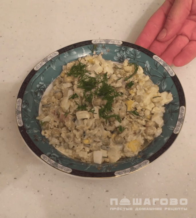 Салат из кальмаров с рисом и яйцом 