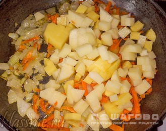 Фото приготовления рецепта: Чечевичный суп в горшочке с грибами - шаг 4