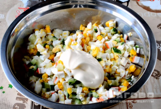 Фото приготовления рецепта: Салат с кукурузой и крабовыми палочками - шаг 3