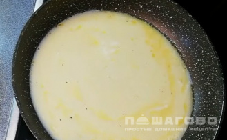 Фото приготовления рецепта: Омлет из яиц с молоком на сковороде - шаг 3