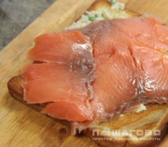 Фото приготовления рецепта: Сэндвич с красной рыбой - шаг 3