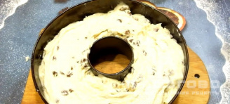 Фото приготовления рецепта: Сметанный кекс с изюмом классический - шаг 6