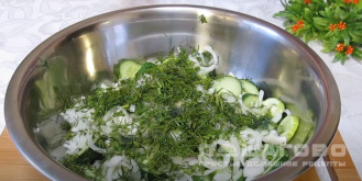 Фото приготовления рецепта: Салат из огурцов и лука на зиму - шаг 6