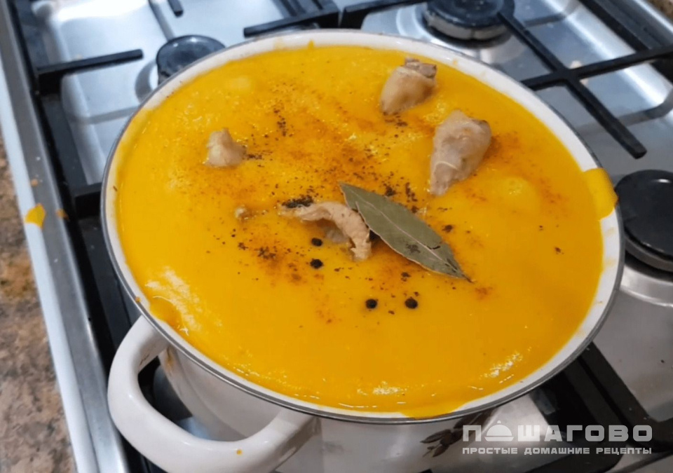 Фото приготовления рецепта: Суп с тыквой на курином бульоне - шаг 4