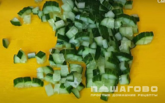 Фото приготовления рецепта: Салат с курагой, курицей и свежим огурцом - шаг 3