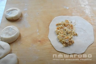 Фото приготовления рецепта: Чебуреки с капустой - шаг 3