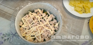 Фото приготовления рецепта: Салат «Грибная поляна» с консервированными шампиньонами - шаг 4